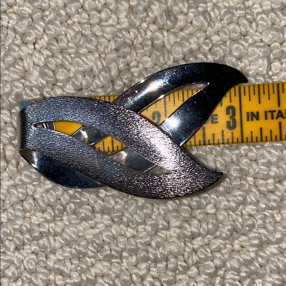 Sarah Coventry Satin Flame Brooch Pin 60s Dimensional Smooth and Textured - Picture 6 of 12